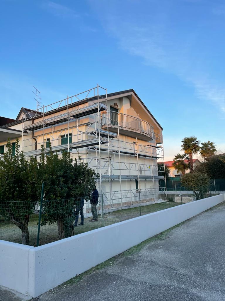 impresa Ristrutturazione-edilizia-casa con Ripristino-Facciata-Rasatura-con-la-rete-per-infiltrazione-risparmio-energetico